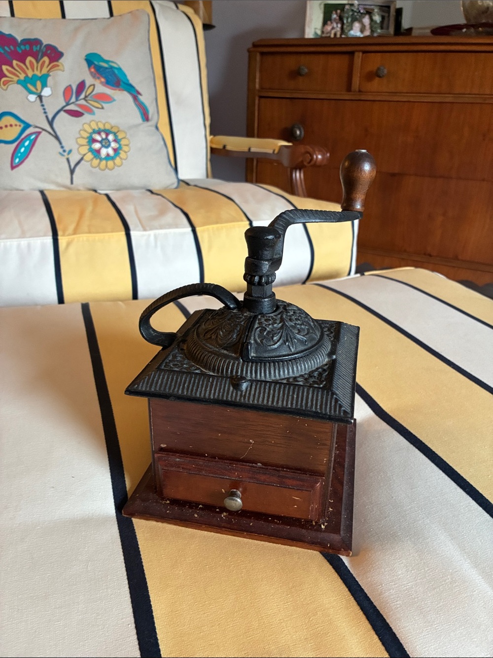 Vintage Style Manual Coffee Grinder - Black & Brown